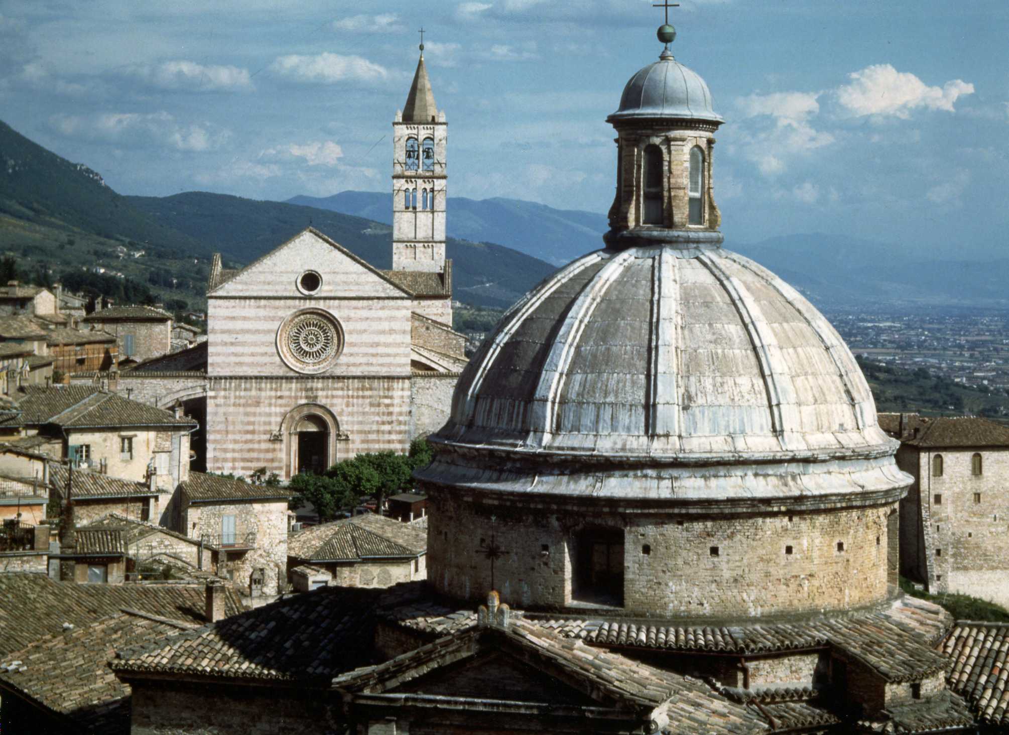 Basilica-of-Santa-Chiara-2.jpg